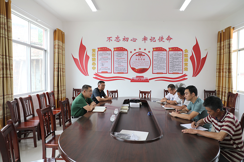 百投集團(tuán)領(lǐng)導(dǎo)到幫扶聯(lián)系村慰問(wèn)駐村工作隊(duì)員
