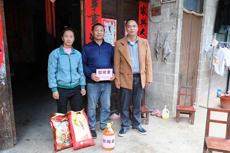 黃源東一行到爛村村慰問(wèn)貧困戶、駐村工作隊(duì)員