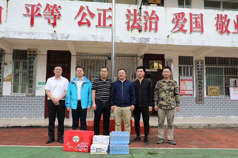 百投集團(tuán)領(lǐng)導(dǎo)到幫扶聯(lián)系村慰問(wèn)駐村工作隊(duì)員
